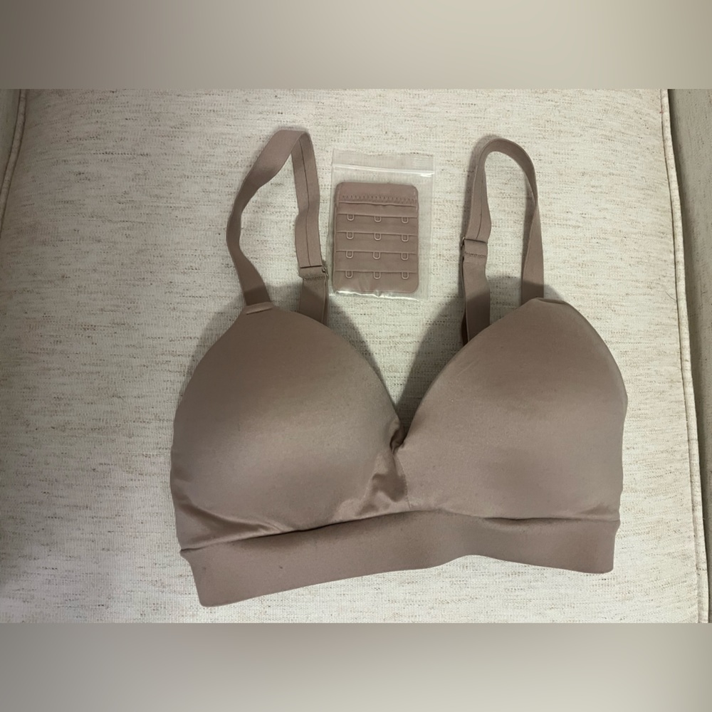 Kindred Bravely Minimalist hands free pumping and nursing plunge bra. Size small